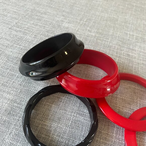 Vintage 1980's Chunky Plastic Cherry Red Black and White Bangle Bracelets 6 - Picture 3 of 11
